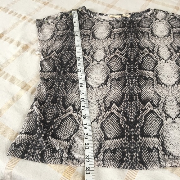 CHRISTIAN SIRIANO NY M SNAKE PRINT BUTTON SHOULDERS DETAILING TOP - Picture 7 of 12